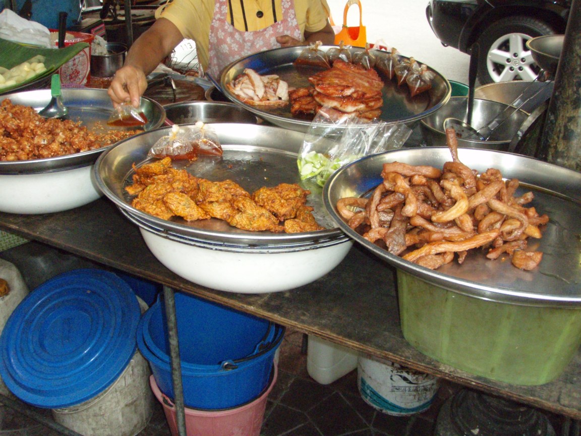 Thai Street Foods: Tasty Vintage Thai Foods and Desserts at the